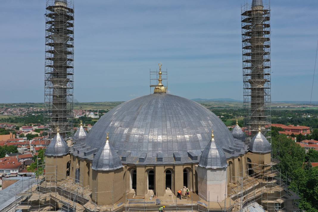 Selimiye Camisi'nin ana kubbe aleminin montajı tamamlandı 18